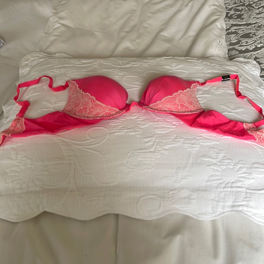 NWT Victoria’s Secret Plunge Bra